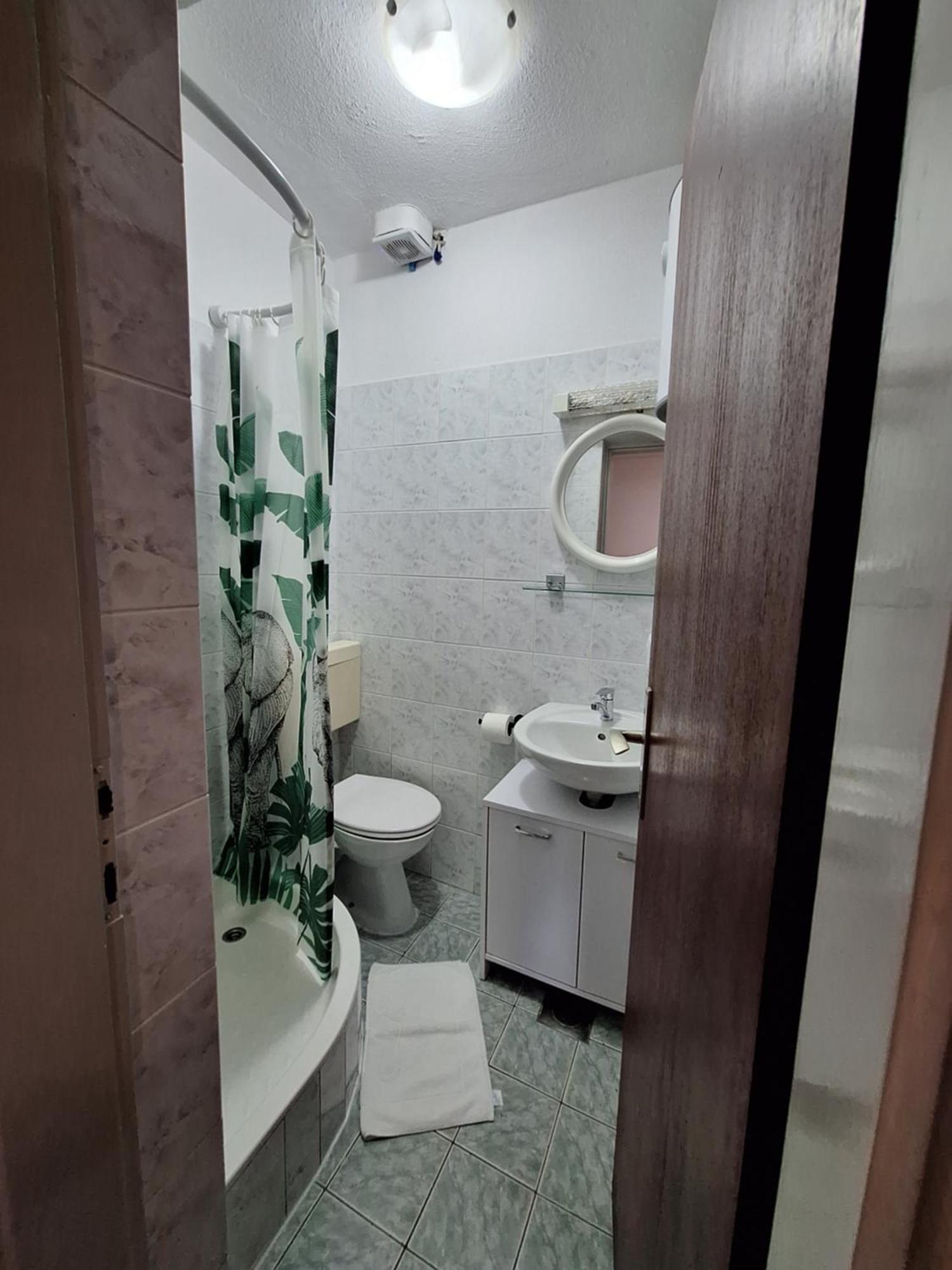 Apartmani Lisicina Omiš Esterno foto