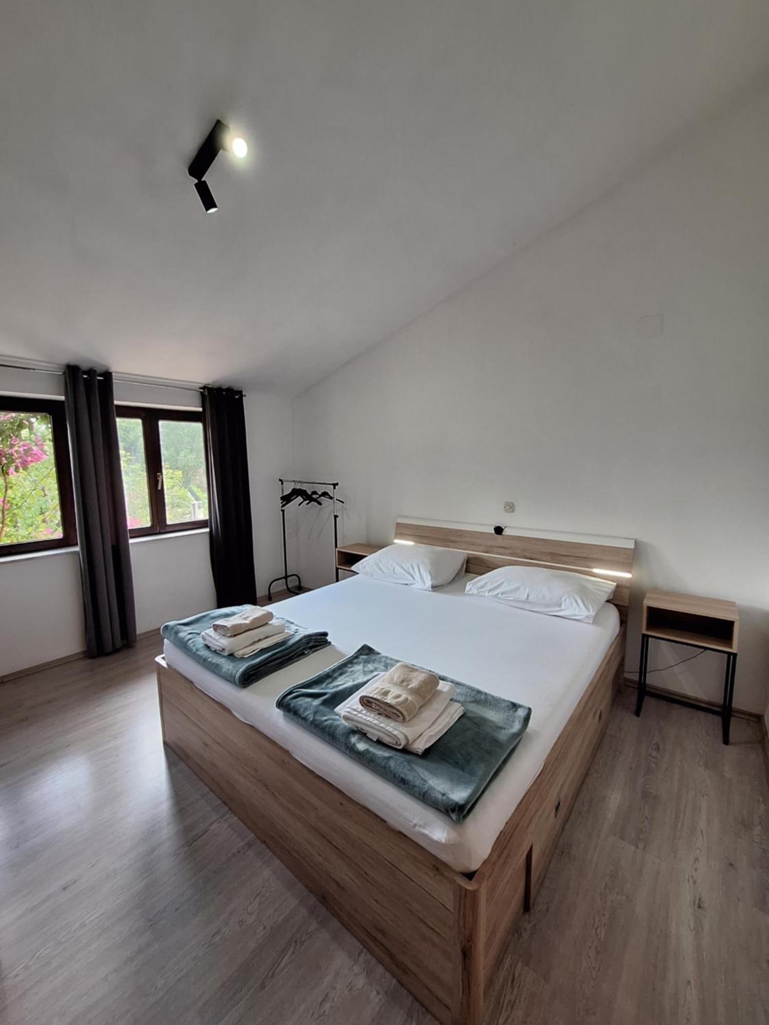 Apartmani Lisicina Omiš Esterno foto